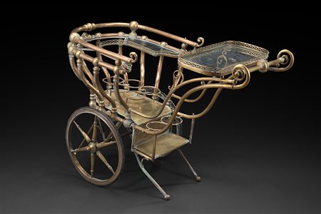 Carrello bar a forma di culla in ottone decorato a volute e fregi con piani...