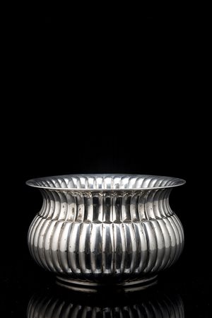 Cachepot in argento di forma circolare con corpo a baccellature e fesonature...