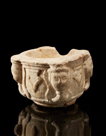 Antico mortaio quadrilobato in marmo bianco scolpito alla maniera bizantina a...