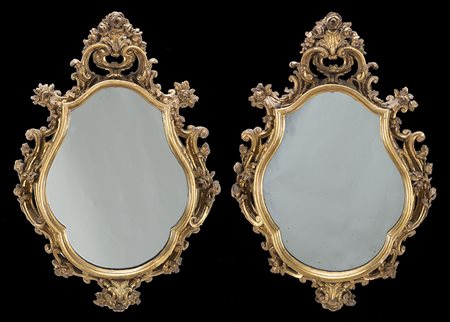 Coppia di specchiere di forma mossa in legno scolpito e dorato, pendenti di...