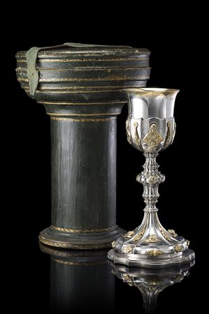 Calice in argento quadripartito a nervature verticali; piede mistilineo...