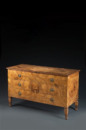 Cassettone lastronato in noce e radica con piano e fianchi intarsiati a...