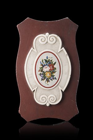 Micromosaico raffigurante fiori montato su placca in marmo bianco di forma...