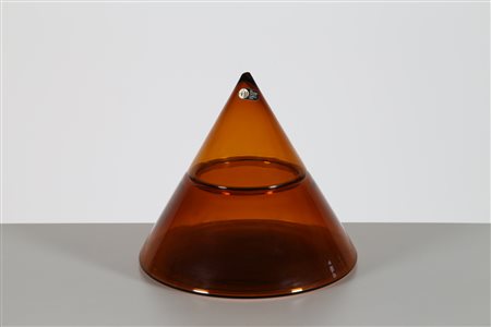 NASON CARLO (n. 1936) Contenitore piramidale in vetro ambra, per A V Mazzega,...