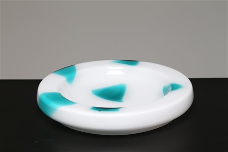 ZUCCHERI TONI (1937 - 2008) Centrotavola in vetro lattimo con triangoli...