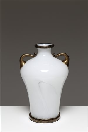 BAROVIER & TOSO Vaso in vetro lattimo, decoro con applicazioni in vetro nero...