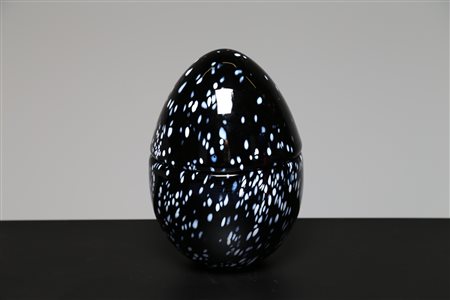 AV MAZZEGA Scatola a forma di uovo in vetro maculato nero, Murano anni 70. -....