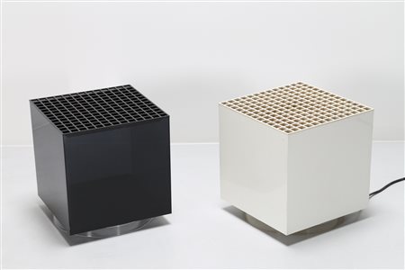 STUDIO OPI MILANO Una lampada da tavolo e un portafiori in plastica, per...