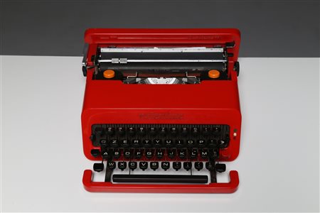 SOTTSASS ETTORE (1917 - 2007) Macchina da scrivere portatile mod. Olivetti...