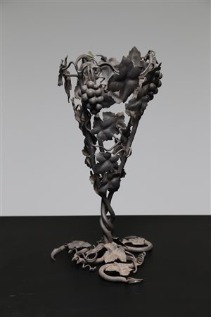 BELLOTTO UMBERTO (1882 - 1940) Attrib. Alzata in ferro battuto, anni 30. -....