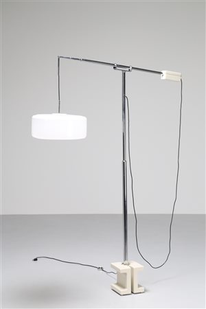 VALENTI Piantana telescopica in metallo cromato e base in ghisa, anni 80. ....