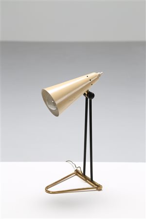 MANIFATTURA ITALIANA Lampada da tavolo in ottone e metallo laccato, anni 50....