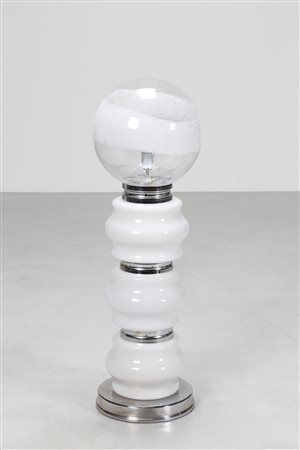 OMA Lampada da terra in metallo cromato e vetro opalino, anni 70. -. Cm 35,00...