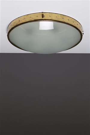 MANIFATTURA ITALIANA Plafoniera in ottone e vetro opalino. anni 50. -. Cm...