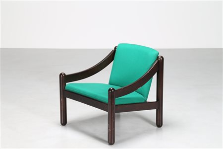 MAGISTRETTI VICO (1920 - 2006) Poltrone in legno laccato e tessuto, mod. 930...