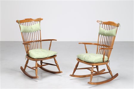 MANIFATTURA ITALIANA Coppia di dondoli in noce, rivestiti in seta verde, anni...