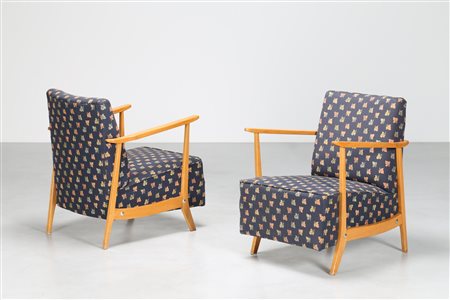MANIFATTURA ITALIANA Coppia di poltroncine in legno e tessuto, anni 50. -. Cm...