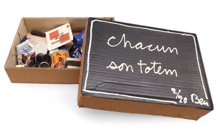 BEN VAUTIER (1935-) Chacun son totem 1990tecnica mista, scatola contenente...