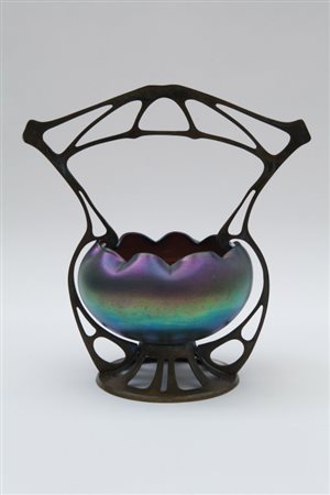 MANIFATTURA AUSTRIACA, inizi "900, Una coppa di vetro iridescente montata su...