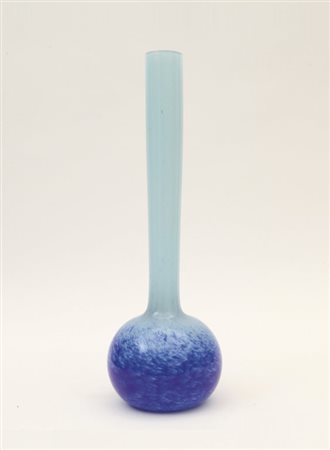 UN VASO IN VETRO SOFFIATO, anni "30. Con marca incisa "DELATTE NANCY"....