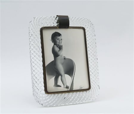 UN PORTARITRATTI, anni "30. Vetro ritorto, ottone. Cm 32 x 26.