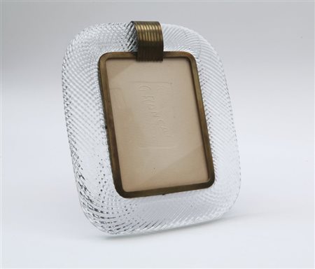 UN PORTARITRATTI, anni "40. Vetro di Murano ritorto, ottone. Cm 26 x 21,5.