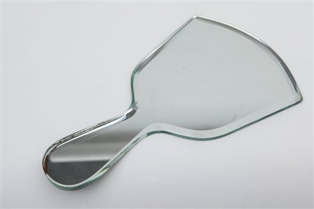 FONTANA ARTE Uno specchio a mano, circa 1940. Cristallo Sagomato molato...