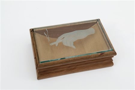 UNA SCATOLA PORTASIGARETTE, anni "40. Legno di noce, cristallo decorato a...