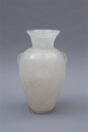 UN VASO IN VETRO DI MURANO, anni "40. Vetro "Reticello". Altezza cm 30.