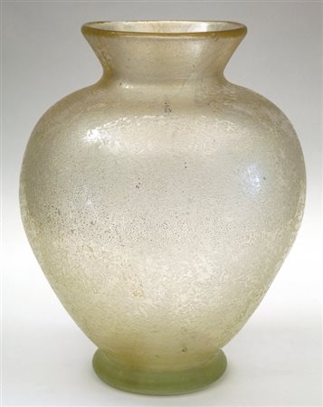 SEGUSO Un vaso, anni "40. Cristallo soffiato con applicazione di foglia d"oro...