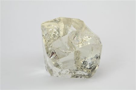 UN FERMACARTE, anni "50. Cristallo scalpellato. Altezza cm 10.