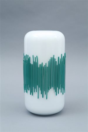 MURANO, anni "60. Un vaso in vetro lattimo con canne in vetro verde sommerso...