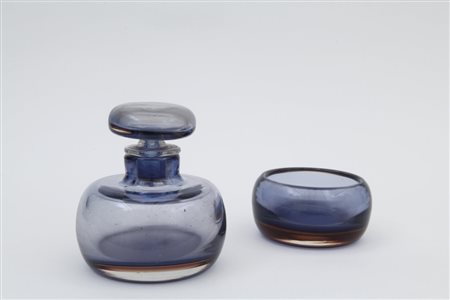 VENINI (Editore)Un flacone e una coppa, anni "60. Vetro ametista soffiato....