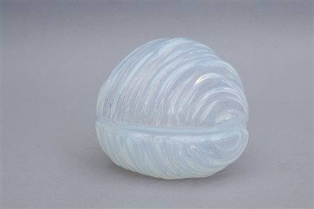 MAZZEGA Una scatola, anni "60. Vetro iridescente formato in stampo. Cm 14 (h)...