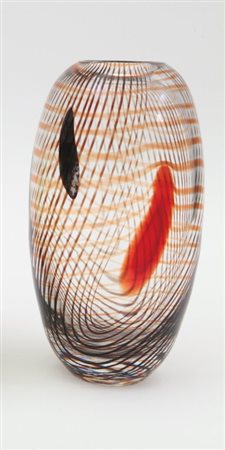 UN VASO in cristallo di forte spessore con decoro a macchie e filamenti....