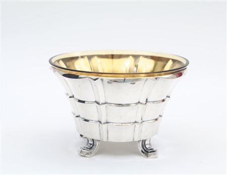 UN CENTRO TAVOLA, Boemia, circa 1930. Argento martellato, vetro. Marcato...