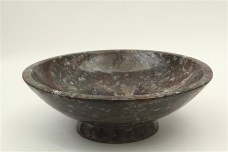 UN CENTRO DA TAVOLA IN MARMO, anni "60. Altezza cm 14, diametro cm 43.