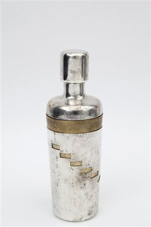 UNO SHAKER, anni "30. Metallo argentato, ottone. Marcato "Metalart". Altezza...