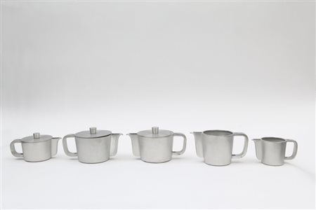 GIO PONTI Tre teiere e due lattiere del servizio "VI Triennale" per KRUPP,...