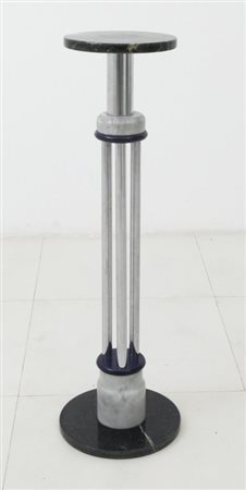 UNA COLONNINA PORTAVASI, ANNI "40. Marmo, tubo di acciaio cromato, legno...