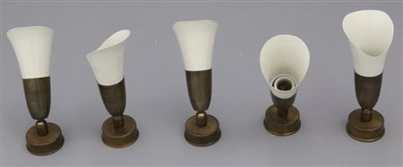 CINQUE LAMPADE A PARETE, circa 1960. Ottone, alluminio laccato. Sporgenza...