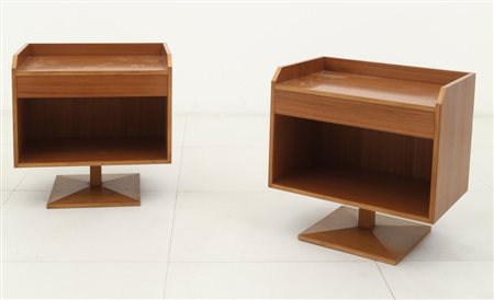 DUE COMODINI, anni "60. Legno impiallacciato in noce. Cm 53 (h) x 53 x 35.