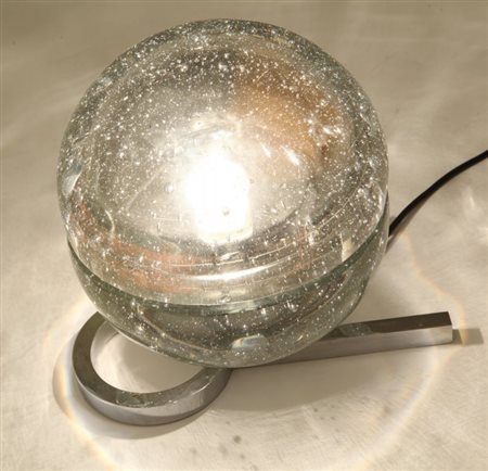 UNA LAMPADA DA TAVOLO, anni "60. Acciaio cromato, vetro di forte spessore a...