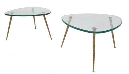 DUE TAVOLINI, anni "60. Ottone, cristallo di forte spessore sagomato e...