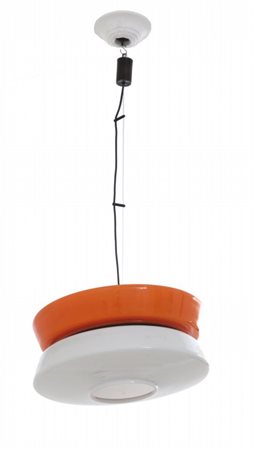 UNA LAMPADA A SOSPENSIONE, anni "60. Alluminio laccato, vetro incamiciato....