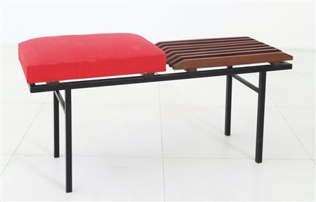 UNA PANCHETTA, anni "60. Ferro verniciato, legno di teak, cuscino rivestito...