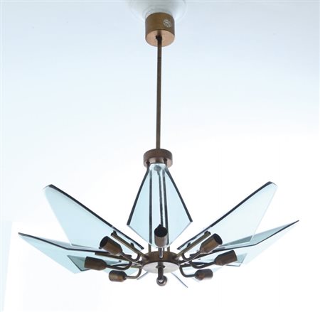 UN LAMPADARIO, anni '60. Ottone, cristallo colorato sagomato e curvato....