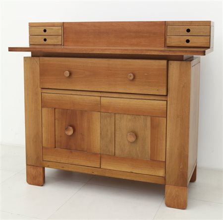 Una credenza, anni "60. Legno impiallacciato in noce. Cm 120 (h) x 136 x 57.