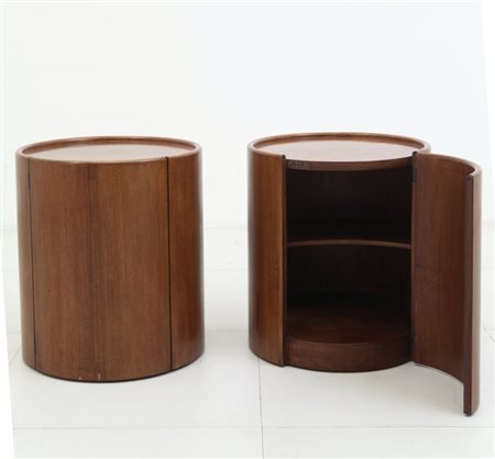 UNA COPPIA DI COMODINI SU ROTELLE, anni "60. Legno impiallacciato in teak....