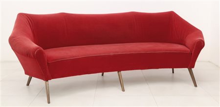 UN DIVANO, anni "60. Struttura e gambe in legno, imbottitura rivestita in...